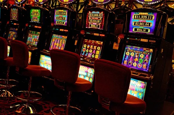 Bigger Bass Bonanza slot game display on lego77 mobile interface with payment method icons